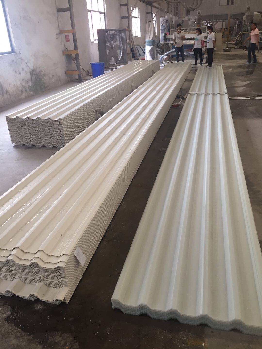 ក្បឿងដំបូល pvc កូឡុំប៊ីល្អ នៃជញ្ជាំងបិទភ្ជាប់ PVC ប្រហោង សន្លឹកដំបូល thermo